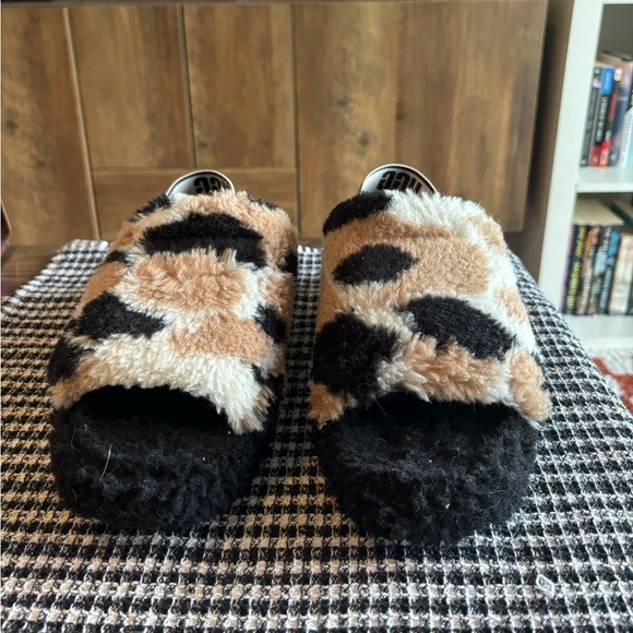 UGG Fluff Yeah fuzzy slippers size 10 - Picture 8 of 8